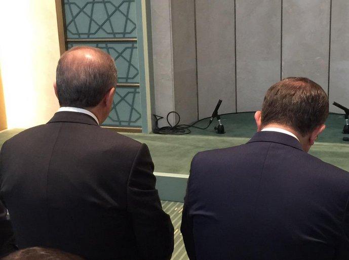 Millet Camii'ndeki fotoğraftan Hürriyet okuru rahatsız