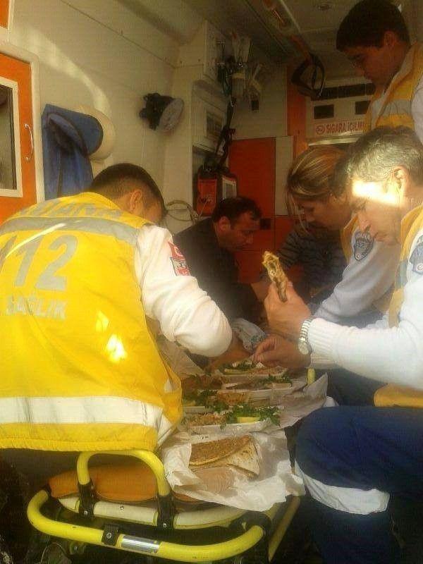 Adana'da ambulanstaki lahmacun ziyafeti görüntülendi