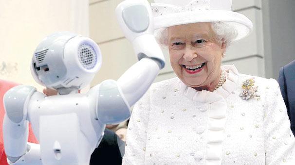 Kraliçe Elizabeth'i Almanya'da robot karşıladı