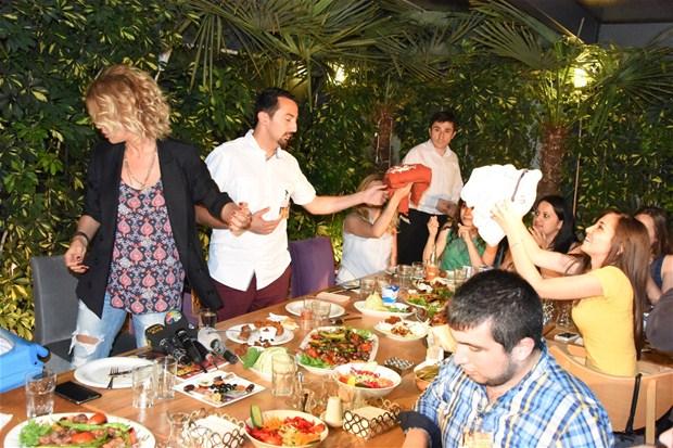 Gülben Ergen giymediği kıyafetlerini hayranlarına dağıttı