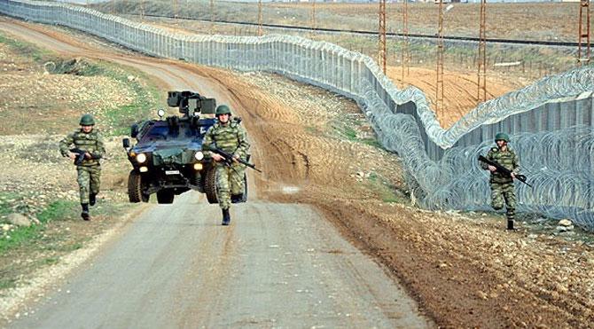 Tümgeneral Zekai Aksakallı Suriye sınırında