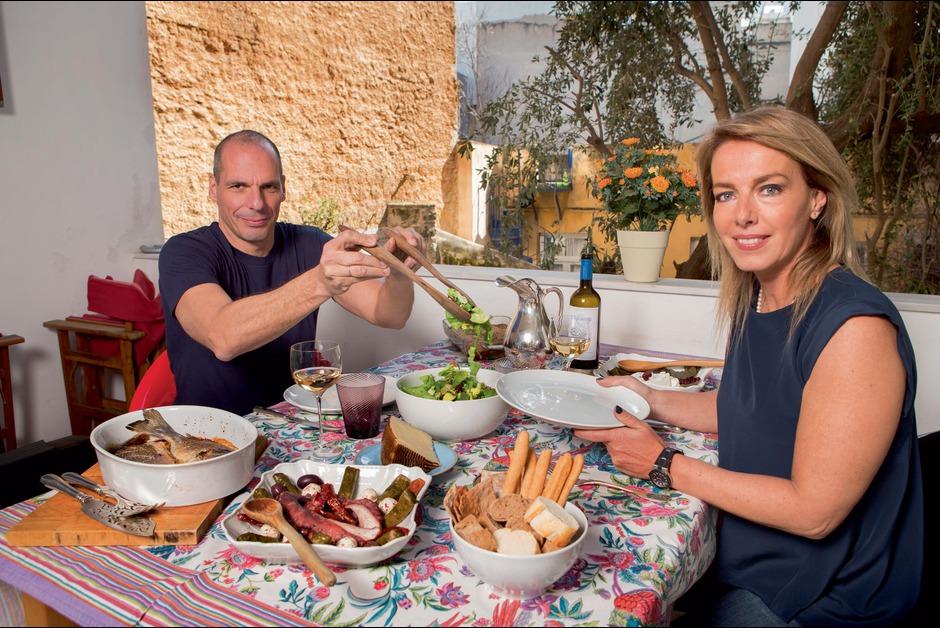 Yunanistan'dan ilk istifa haberi geldi