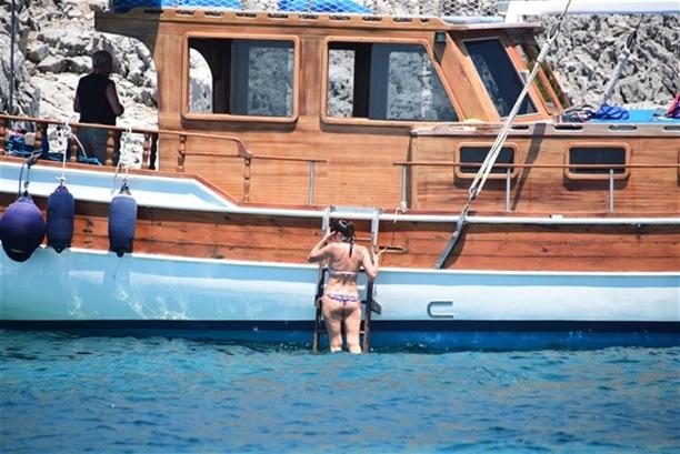 Nurgül Yeşilçay yine bikinili yakalandı