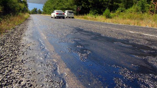 Marmaris'te sıcaktan asfalt eridi