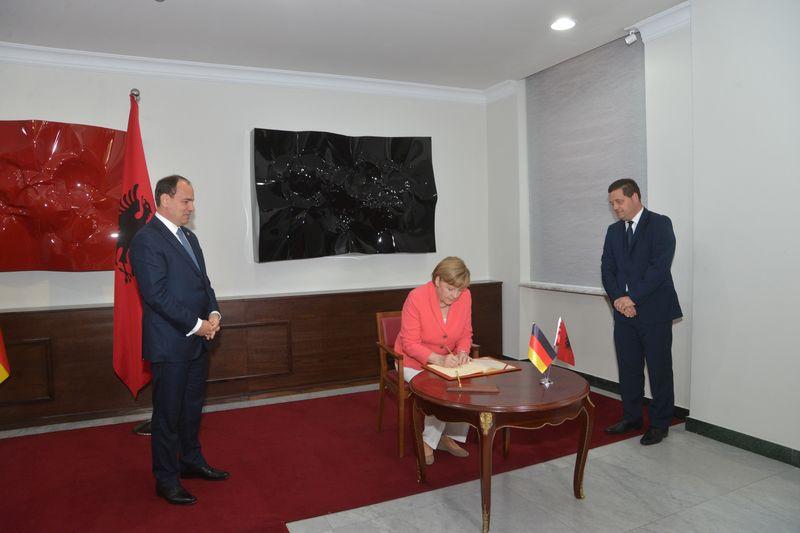 Merkel: Hıristiyan olmayan ülkeler AB'ye giremez algısı yanlış