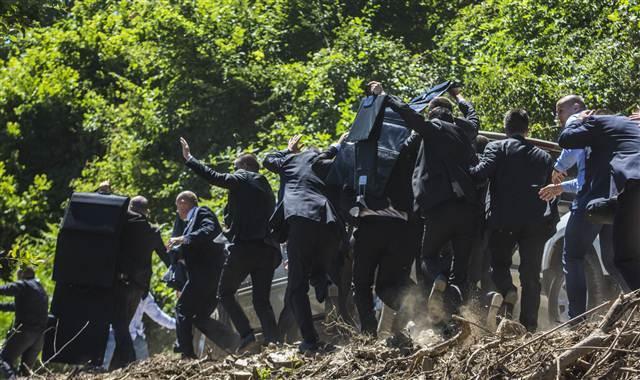Sırbistan Başbakanı Aleksandar Vucic saldırıya uğradı