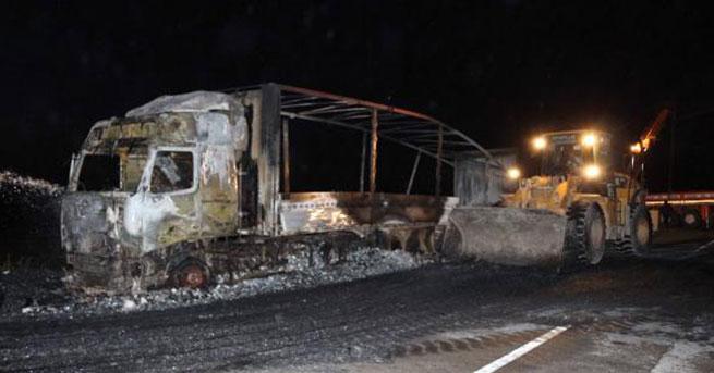Ağrı'da yol kesen PKK'lılar araç yaktı