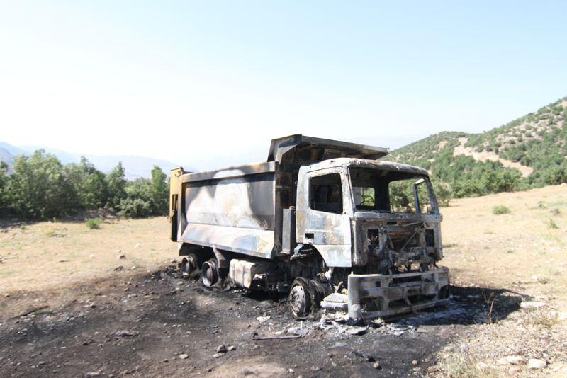 PKK Siirt'te kamyonları yaktı