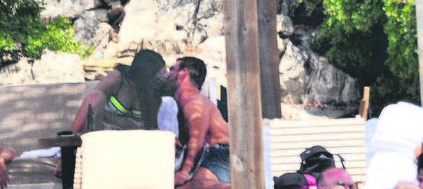 Arda Turan öpmeye doyamadı