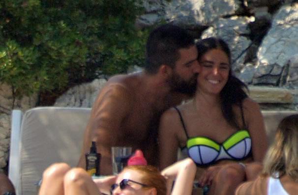 Arda Turan öpmeye doyamadı