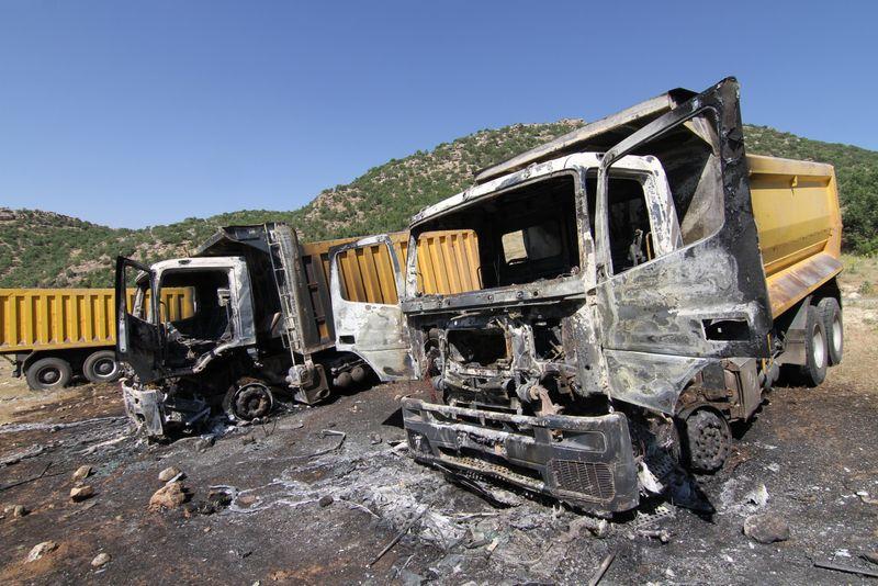 PKK Siirt'te kamyonları yaktı