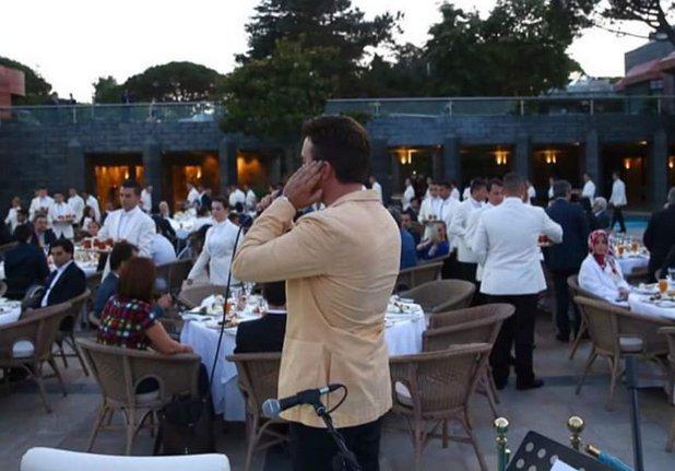 Mustafa Ceceli ezan okudu