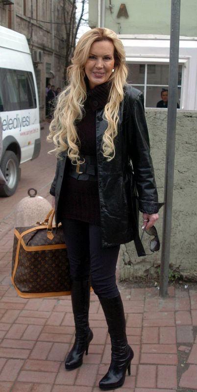 Harika Avcı kendini silahla yaraladı