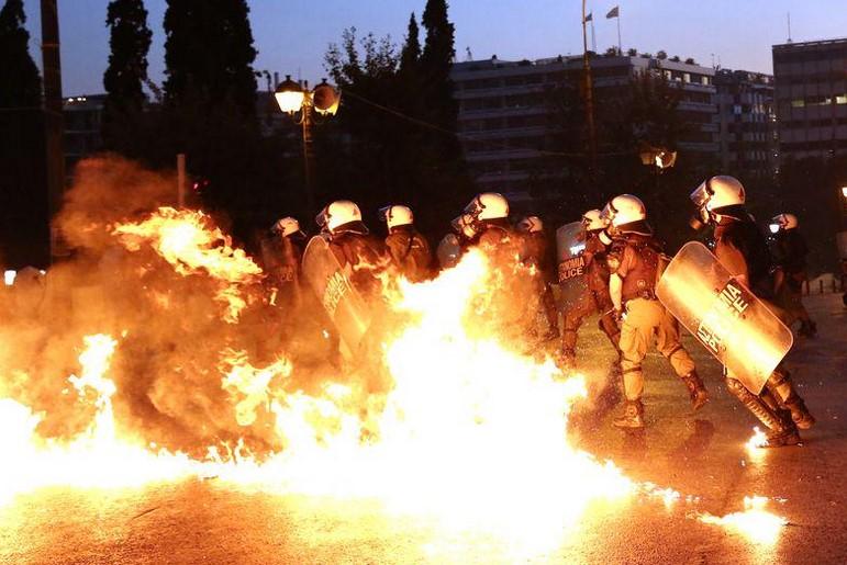 Yunanistan'da göstericiler polisle çatıştı