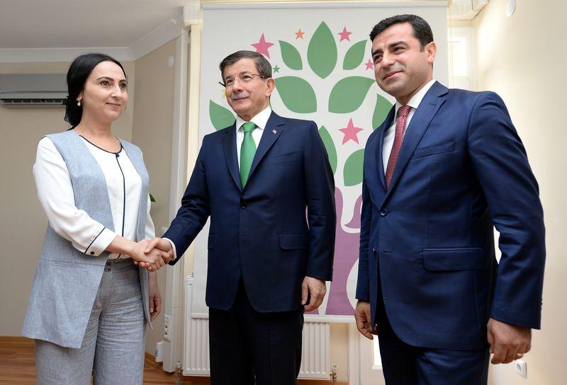 Davutoğlu HDP'yi ziyaret etti