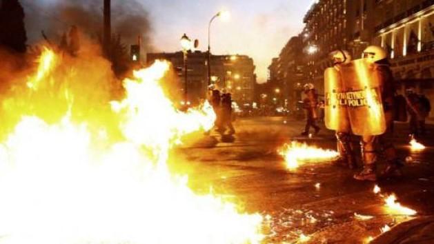 Yunanistan'da göstericiler polisle çatıştı