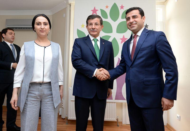 Davutoğlu HDP'yi ziyaret etti