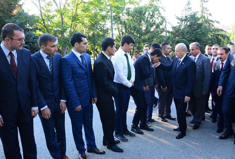 Devlet Bahçeli elini öptürdü