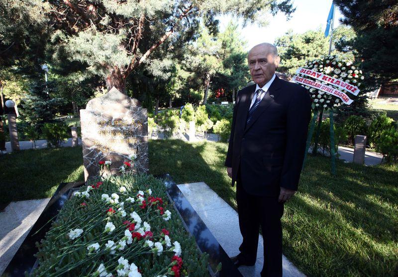 Devlet Bahçeli elini öptürdü