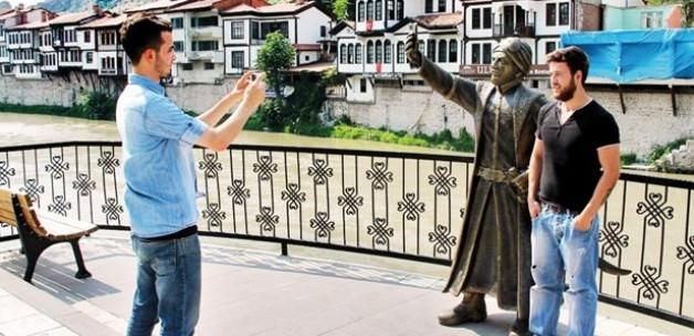 Amasya'daki selfie çeken şehzade heykeline büyük ilgi