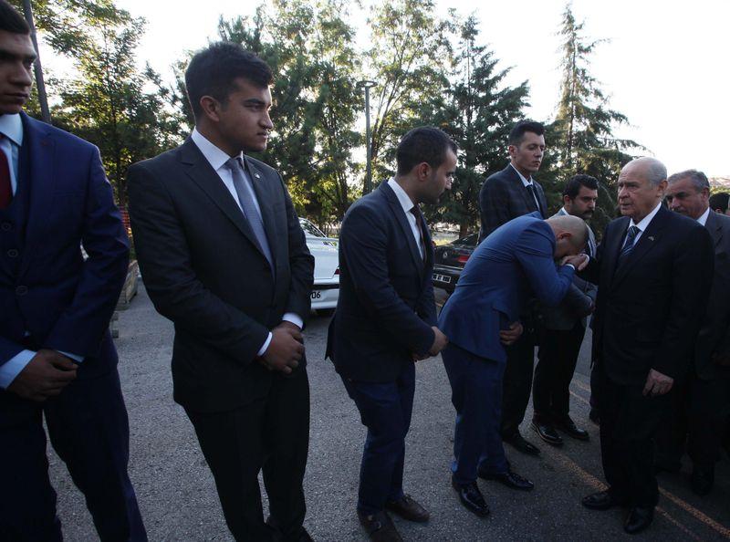 Devlet Bahçeli elini öptürdü