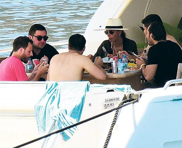 Özge Ulusoy - Hacı Sabancı tatilde