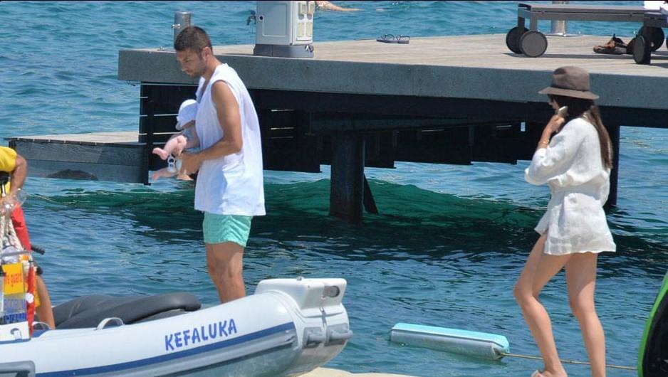 Burak Yılmaz kızı ve eşiyle tatilde