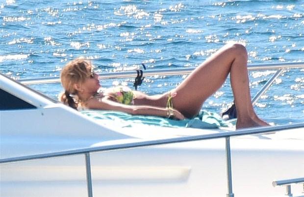 Özge Ulusoy - Hacı Sabancı tatilde