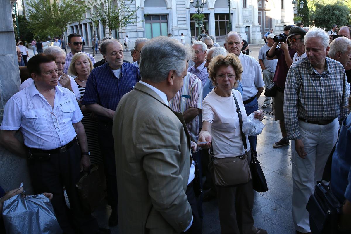 Yunanistan'da bankalar açıldı