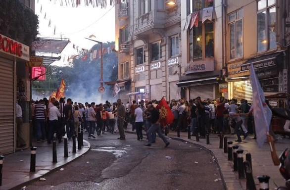 Suruç saldırısı Taksim'de protesto edildi