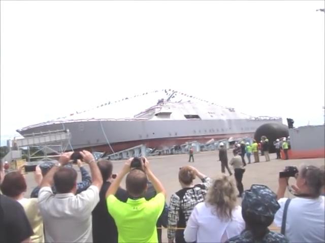 Denize indirilen savaş gemisi yürekleri ağza getirdi