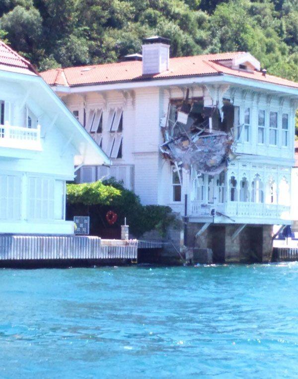 Kanlıca'da yük gemisi yalıya çarptı