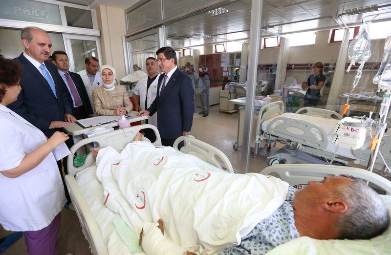 Davutoğlu Suruç'ta yaralanan vatandaşları ziyaret etti