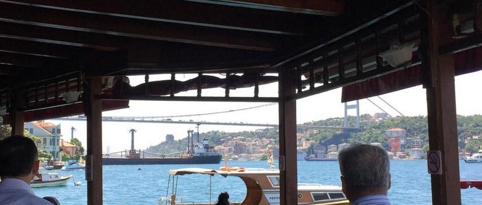 Kanlıca'da yük gemisi yalıya çarptı