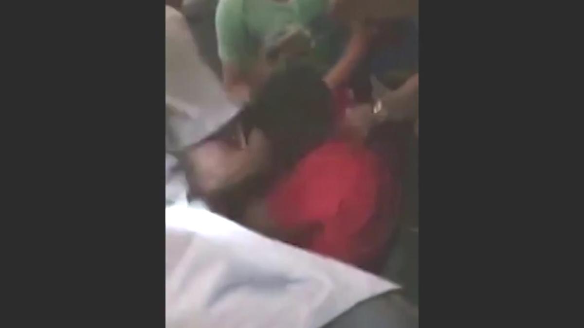 Alkollü yolcuyu uçakta bantladılar