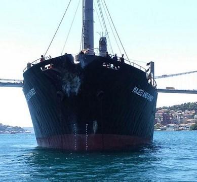 Kanlıca'da yük gemisi yalıya çarptı