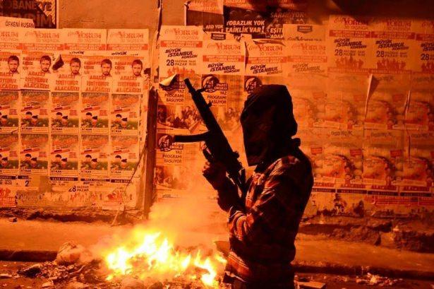 Gazi Mahallesi'nde silahlarla terörü kınama eylemi