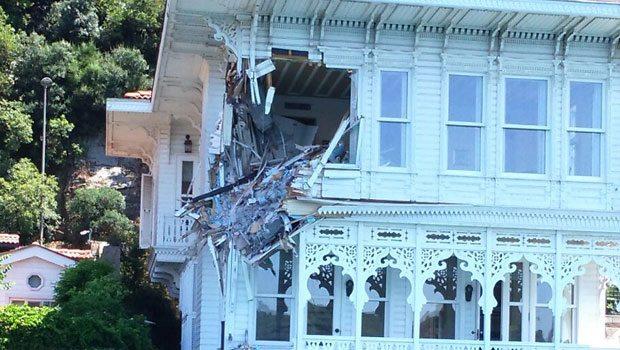 Kanlıca'da yük gemisi yalıya çarptı