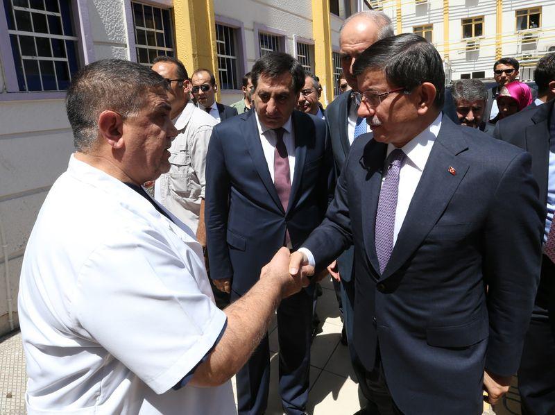 Davutoğlu Suruç'ta yaralanan vatandaşları ziyaret etti