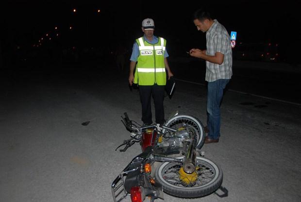 Dört motosiklet bir araca çarptı