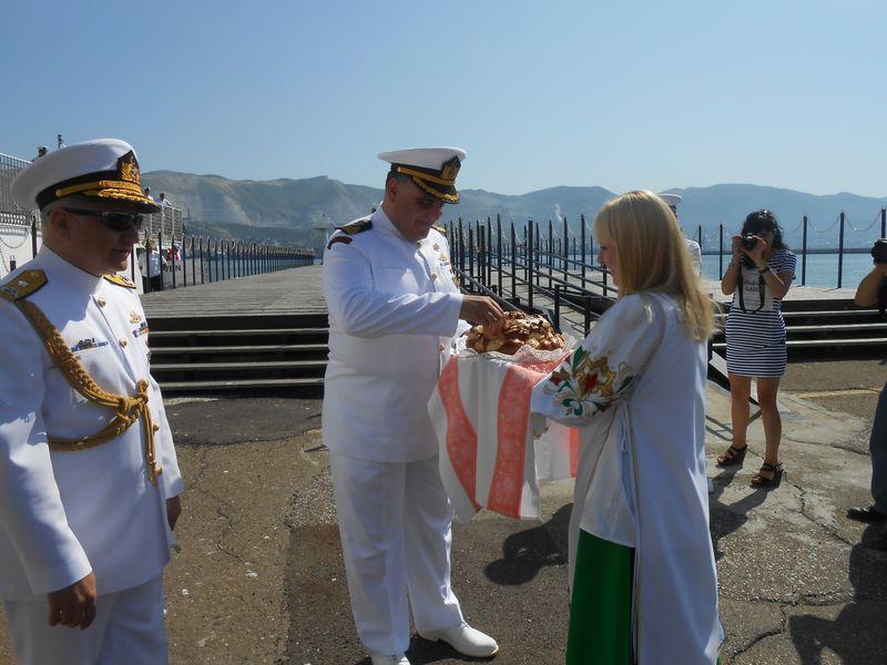 Rusya Türk askerlerini tuz ve ekmekle karşıladı