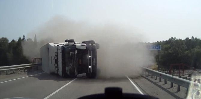 Devrilen tır otomobile metreler kala durdu