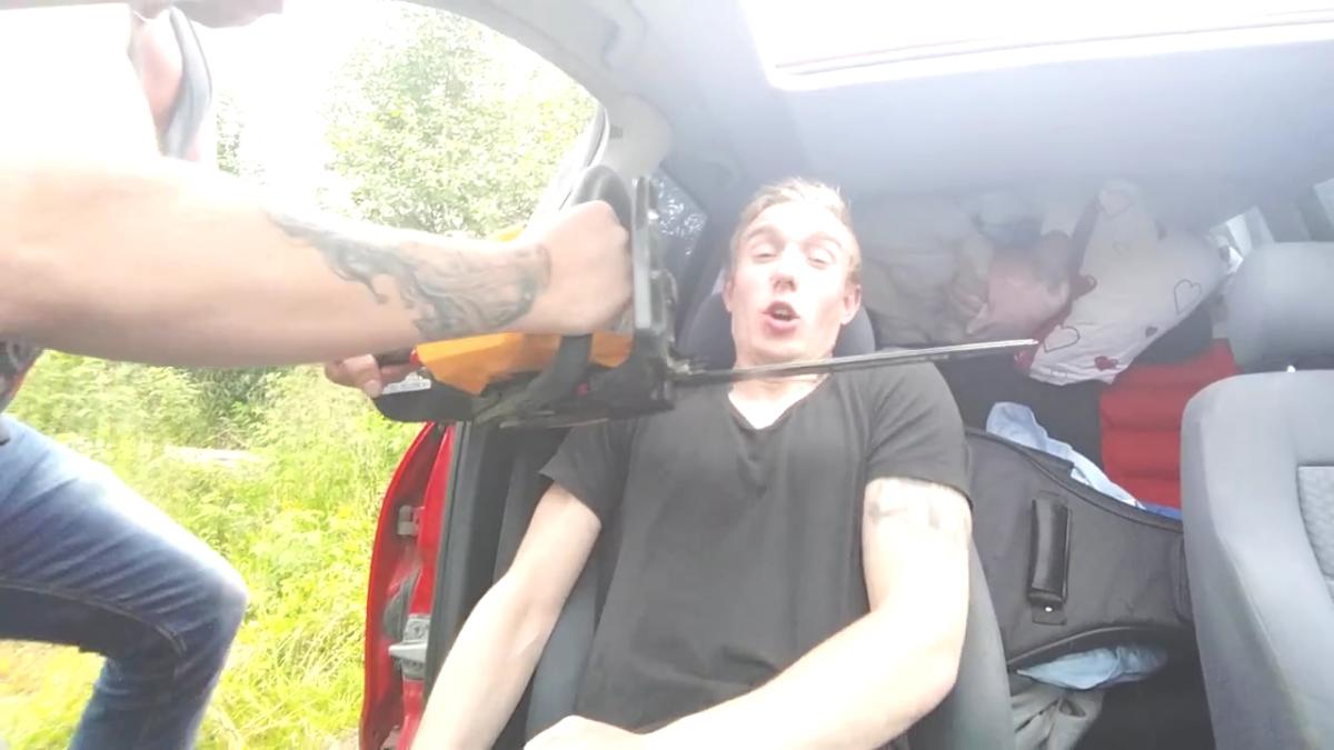 Arkadaşının boynuna elektikli testere dayadı