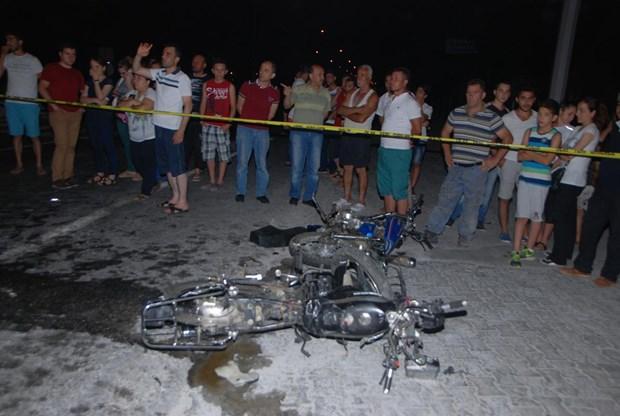 Dört motosiklet bir araca çarptı