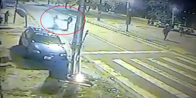 Motosikleti tekmeyle durdurdu