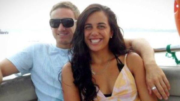 Maratonda vücudu yanan sporcu sevgilisi ile nişanlandı