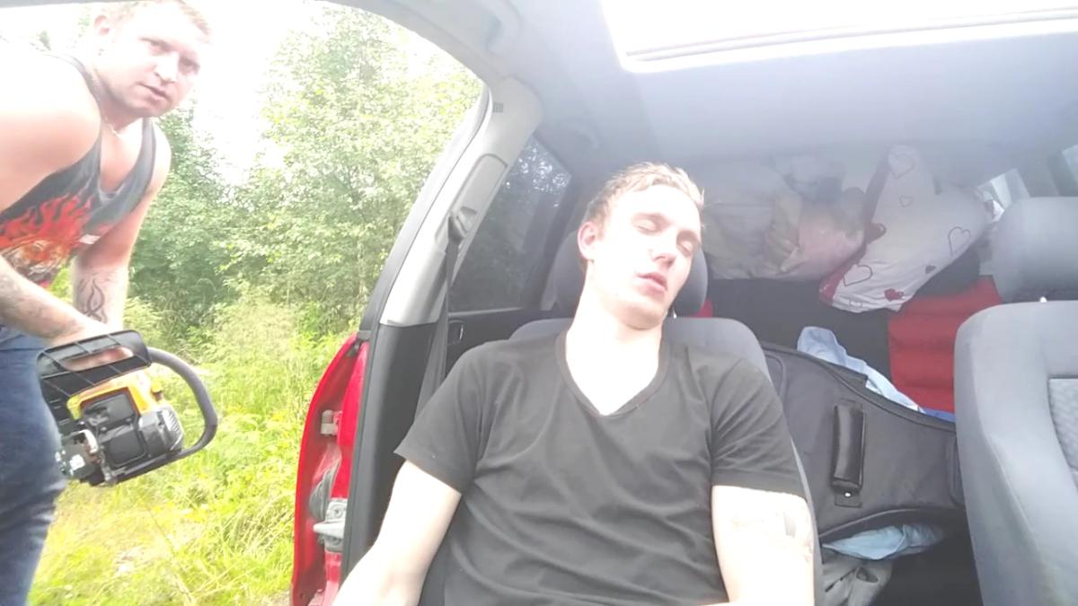 Arkadaşının boynuna elektikli testere dayadı