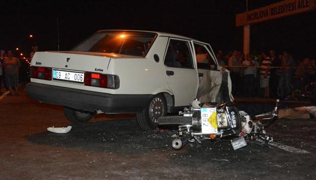 Dört motosiklet bir araca çarptı