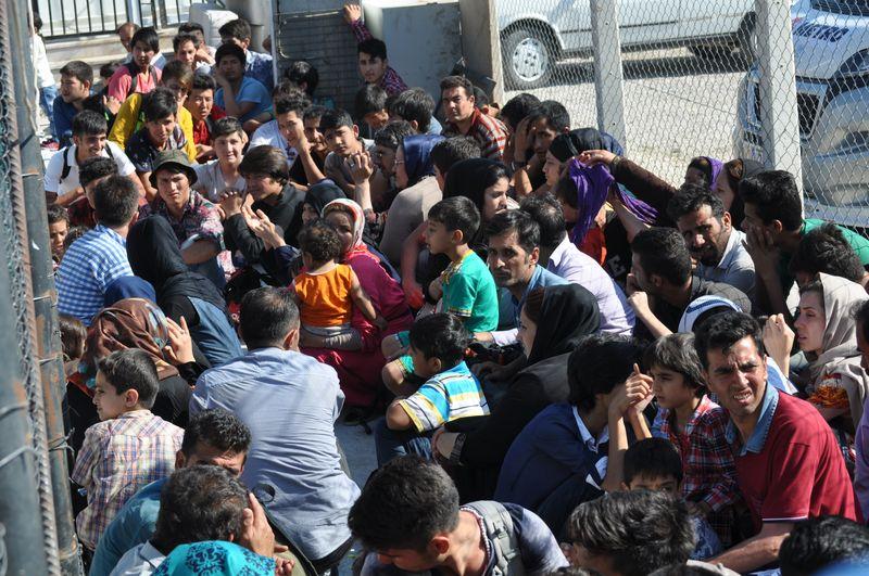 Batmak üzere olan botlardaki kaçaklar kurtarıldı