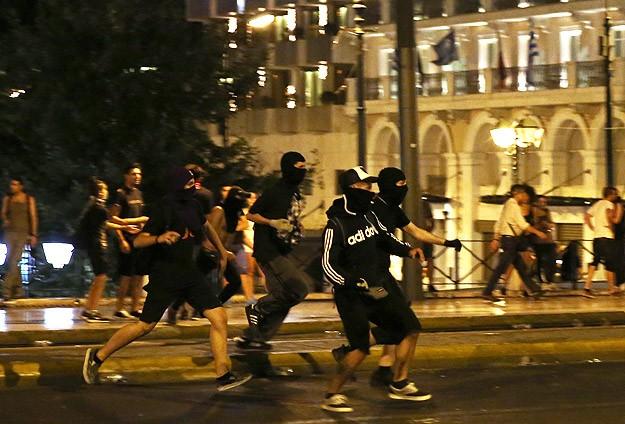 Yunanistan'da protestocular olay çıkardı